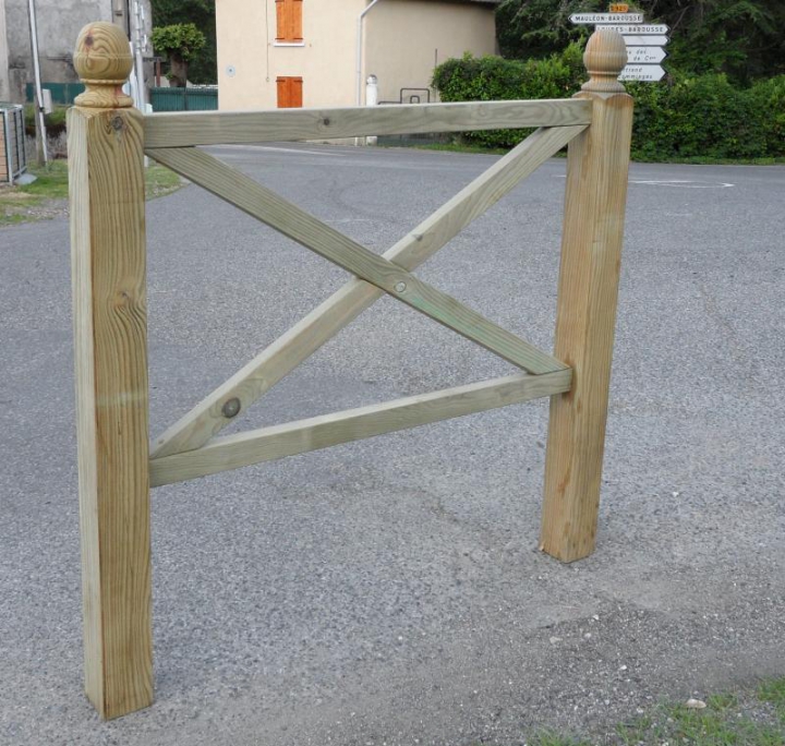 Barrière bois Bardenas avec poteaux décor tête Vignemale